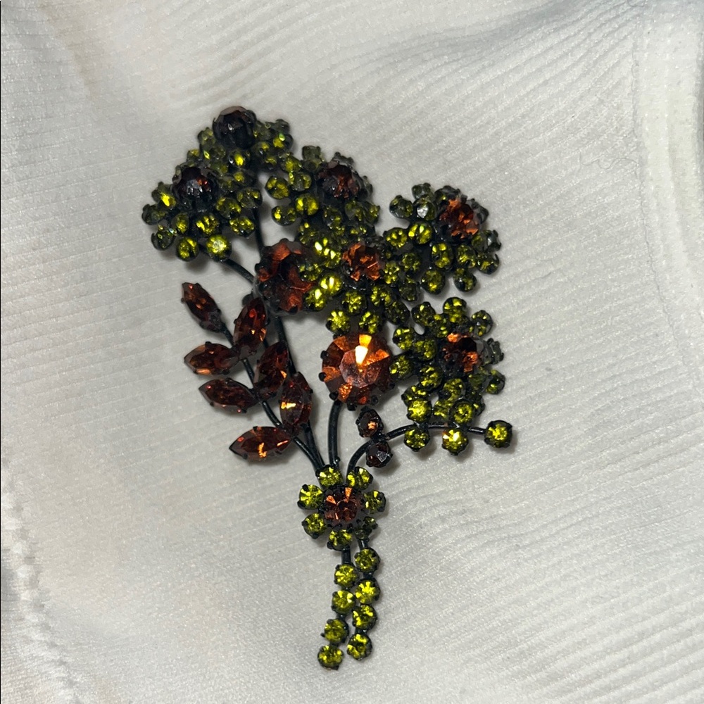 Beautiful 1960s vintage floral brooch